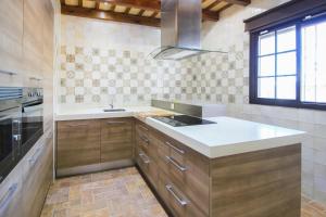 cocina con fregadero y fogones en Vivienda Rural El Chirimbolo, en Conil de la Frontera