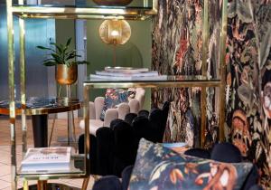 ベルリンにあるホテル カロリーネンホーフの椅子とテーブルが備わる客室です。