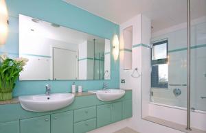 Bilik mandi di The Breakers 3 Noosa Paradise Retreat +4 gambar