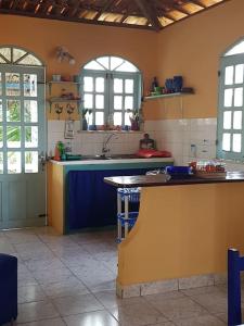 a kitchen with a sink and a counter in it at VILLA com Wi-Fi, cozinha, parking, Canoa Quebrada zona centro, jardim tropical, tudu prossimo a pe in Canoa Quebrada