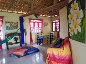 een kamer met 2 bedden en een hangmat. bij VILLA com Wi-Fi, cozinha, parking, Canoa Quebrada zona centro, jardim tropical, tudu prossimo a pe in Canoa Quebrada