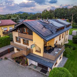una vista aérea de una casa con paneles solares en el techo en Gasthaus en Bielsko-Biala