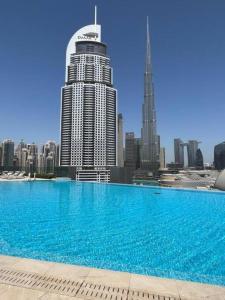 Bazén v ubytování Direct Dubai Mall Access & Downtown & Boulevard nebo v jeho okolí