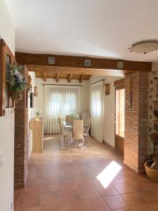 un ampio soggiorno con tavolo e sedie di Casa Rural El Aljibe a San Agustín