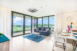 un soggiorno con un divano e un tavolo di Luxury Oceanview 1BR on beach a Cupecoy