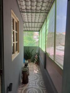 un pasillo vacío de una casa con ventana en Old house, en Tarrafal