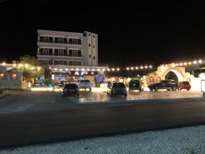 ein Parkplatz mit Autos vor einem Gebäude in der Unterkunft Floger world in Vlorë
