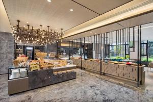 杭州杭州西溪万怡酒店的一间提供自助餐的餐厅