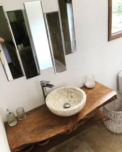 La salle de bains est pourvue d'un lavabo sur un comptoir en bois. dans l'établissement Le Loys Martinique, à Sainte-Anne