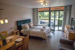 Postel nebo postele na pokoji v ubytování Sonnenstube - Westbalkon, Ruhige Lage, Sauna, Pool, Seenähe, Dachterrasse