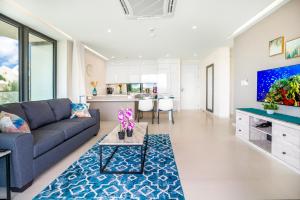 un soggiorno con un divano e un tavolo di Luxury Oceanview 1BR on beach a Cupecoy