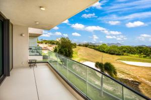 Balcone o terrazza di Luxury Oceanview 1BR on beach