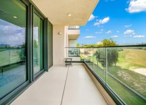 Balcone o terrazza di Luxury Oceanview 1BR on beach