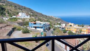 een balkon met uitzicht op een stad en de oceaan bij Apartamentos Monasterio de San Antonio - adults only in Icod de los Vinos