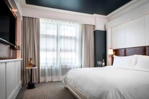 Cama ou camas em um quarto em Perry Lane Hotel, a Luxury Collection Hotel, Savannah