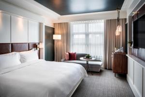 Cama ou camas em um quarto em Perry Lane Hotel, a Luxury Collection Hotel, Savannah