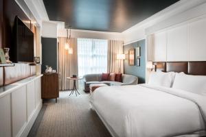 Cama ou camas em um quarto em Perry Lane Hotel, a Luxury Collection Hotel, Savannah