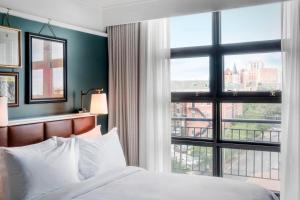 Cama ou camas em um quarto em Perry Lane Hotel, a Luxury Collection Hotel, Savannah