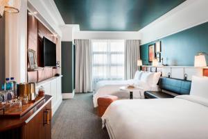 Cama ou camas em um quarto em Perry Lane Hotel, a Luxury Collection Hotel, Savannah