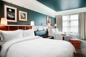 Cama ou camas em um quarto em Perry Lane Hotel, a Luxury Collection Hotel, Savannah