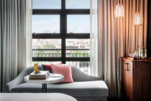 Cama ou camas em um quarto em Perry Lane Hotel, a Luxury Collection Hotel, Savannah