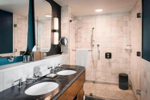 Um banheiro em Perry Lane Hotel, a Luxury Collection Hotel, Savannah