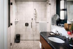 Um banheiro em Perry Lane Hotel, a Luxury Collection Hotel, Savannah