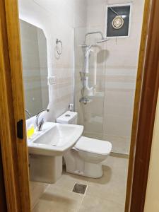 een badkamer met een toilet, een wastafel en een douche bij iHome Petra in Wadi Musa