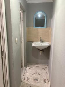 małą łazienkę z umywalką i lustrem. w obiekcie AR İSTANBUL w Stambule