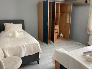 um quarto com uma cama, uma cómoda e um armário em AR İSTANBUL em Istambul