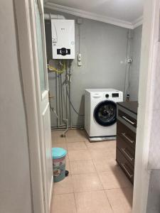 een wasruimte met een wasmachine en een wasmachine bij AR İSTANBUL in Istanbul