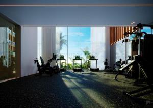 um quarto com um ginásio com uma grande janela em Royal Sea View I - Two bedroom apartment no Funchal