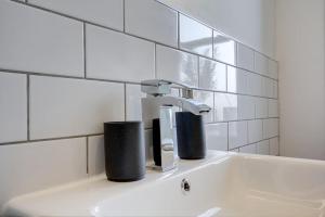 lavabo con grifo y espejo en The Irvine - Coorie Doon Apartments en Irvine