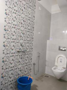 a bathroom with a toilet and a shower curtain at Villa Cleto Guest House in Panaji