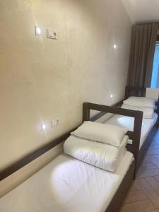 2 camas con almohadas blancas en una habitación en Хостел 24 en Khmelʼnytsʼkyy