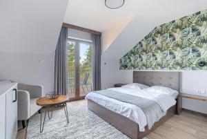 um quarto com uma cama e uma grande janela em Azyl Widoki em Wielkie Leżno