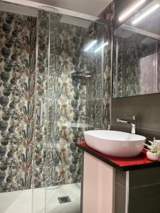 uma casa de banho com um lavatório e um chuveiro em B&B Villa Filù em Portici