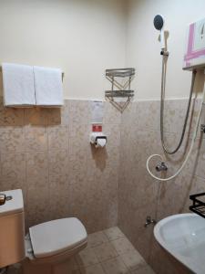 y baño con ducha, aseo y lavamanos. en The Travellers House - Pet Friendly Accommodation en Bangkok