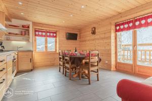 Chalet Le Bois Joli的厨房或小厨房