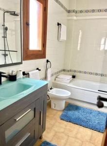 y baño con bañera, aseo y lavamanos. en Apartment VillaMartin Plaza - The Loft, en Orihuela Costa