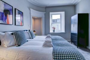 アーヴィンにあるThe Annick - Coorie Doon Apartmentsの窓付きの客室で、白い大型ベッド1台が備わります。