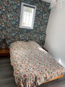 1 dormitorio con cama y ventana en Villa 47 en Biguglia