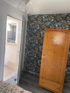 una puerta de madera en una habitación con pared en Villa 47 en Biguglia