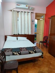 - une chambre avec un lit et une fenêtre dans l'établissement Villa Cleto Guest House, à Panaji