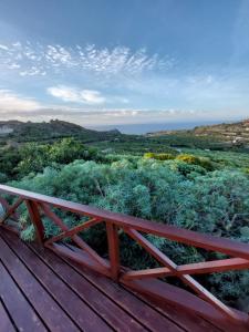 una terraza de madera con vistas al desierto en Casita Los Celajes, en La Guancha