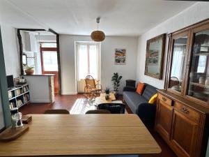 Ruang duduk di La Bycoque, maison 2 chambres au calme