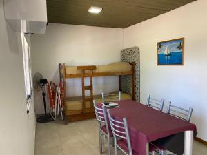 Cette chambre comprend une table et des lits superposés. dans l'établissement Los Talares, à Baradero