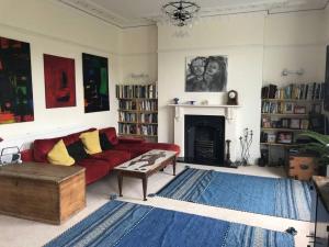 Posezení v ubytování Stunning Arty Apartment in the heart of Clifton