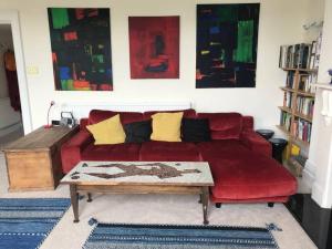 Posezení v ubytování Stunning Arty Apartment in the heart of Clifton