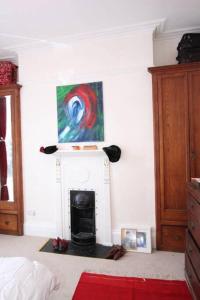 TV a/nebo společenská místnost v ubytování Stunning Arty Apartment in the heart of Clifton